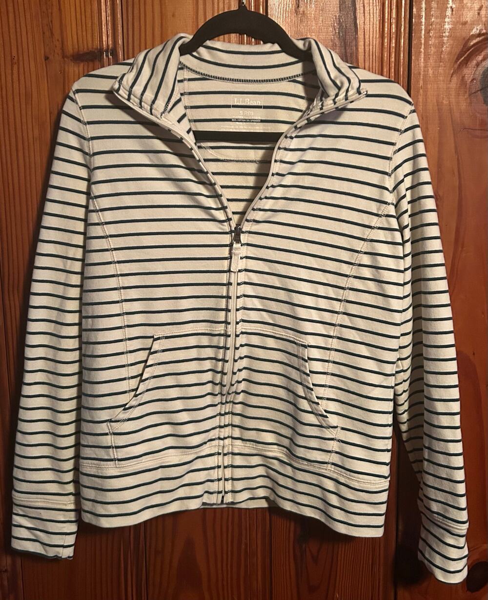 Women’s L.L bean cream/green light weight full zip
Jacket size small